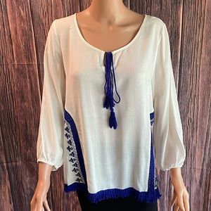 Anthropologie Entro size medium white flowy boho blue embroidered peasant blouse